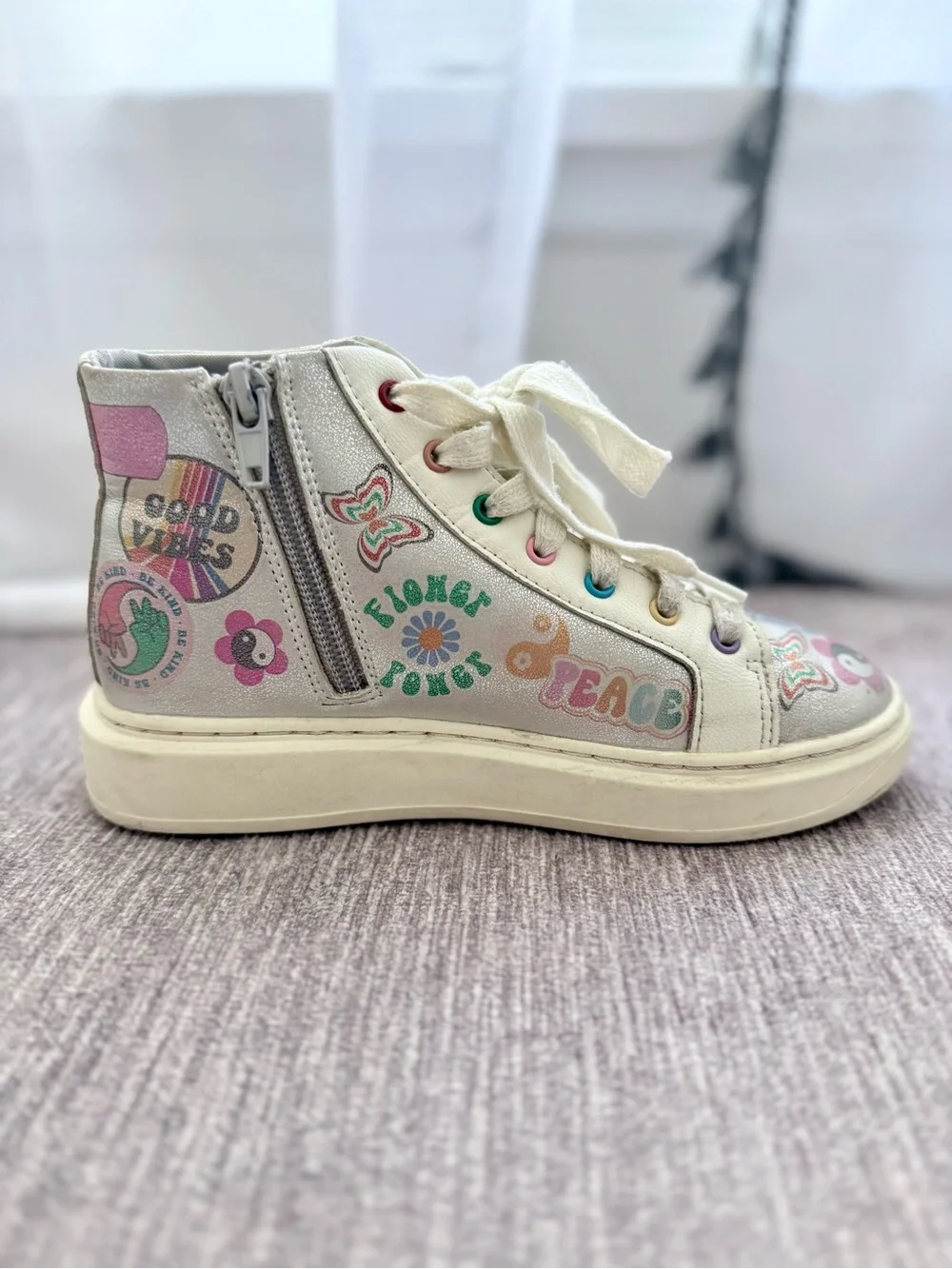 Steve Madden - Kids Cream High-Top Sneakers w/ Colorful Retro Sticker - Size 1